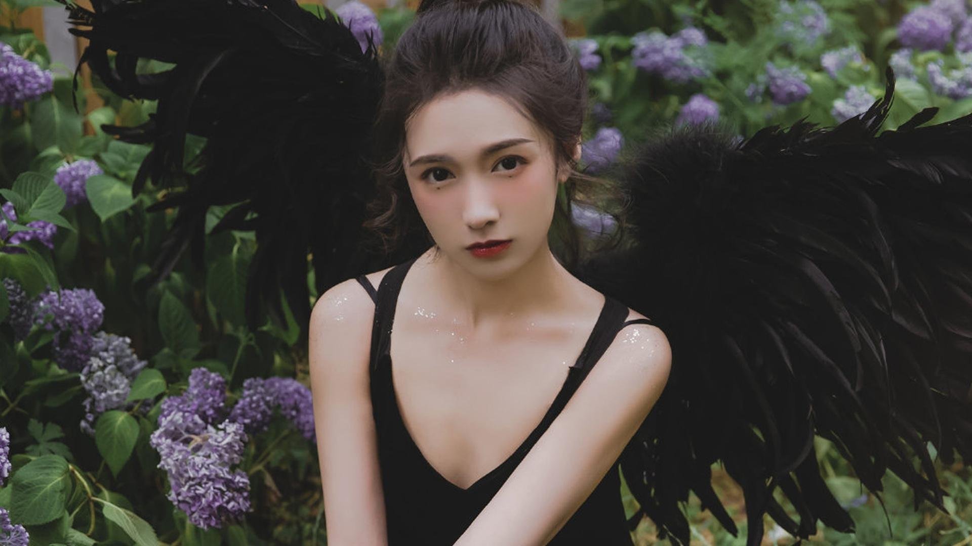 萨卡在对阵曼联的比赛中上演帽子戏法，萨卡踢什么位置