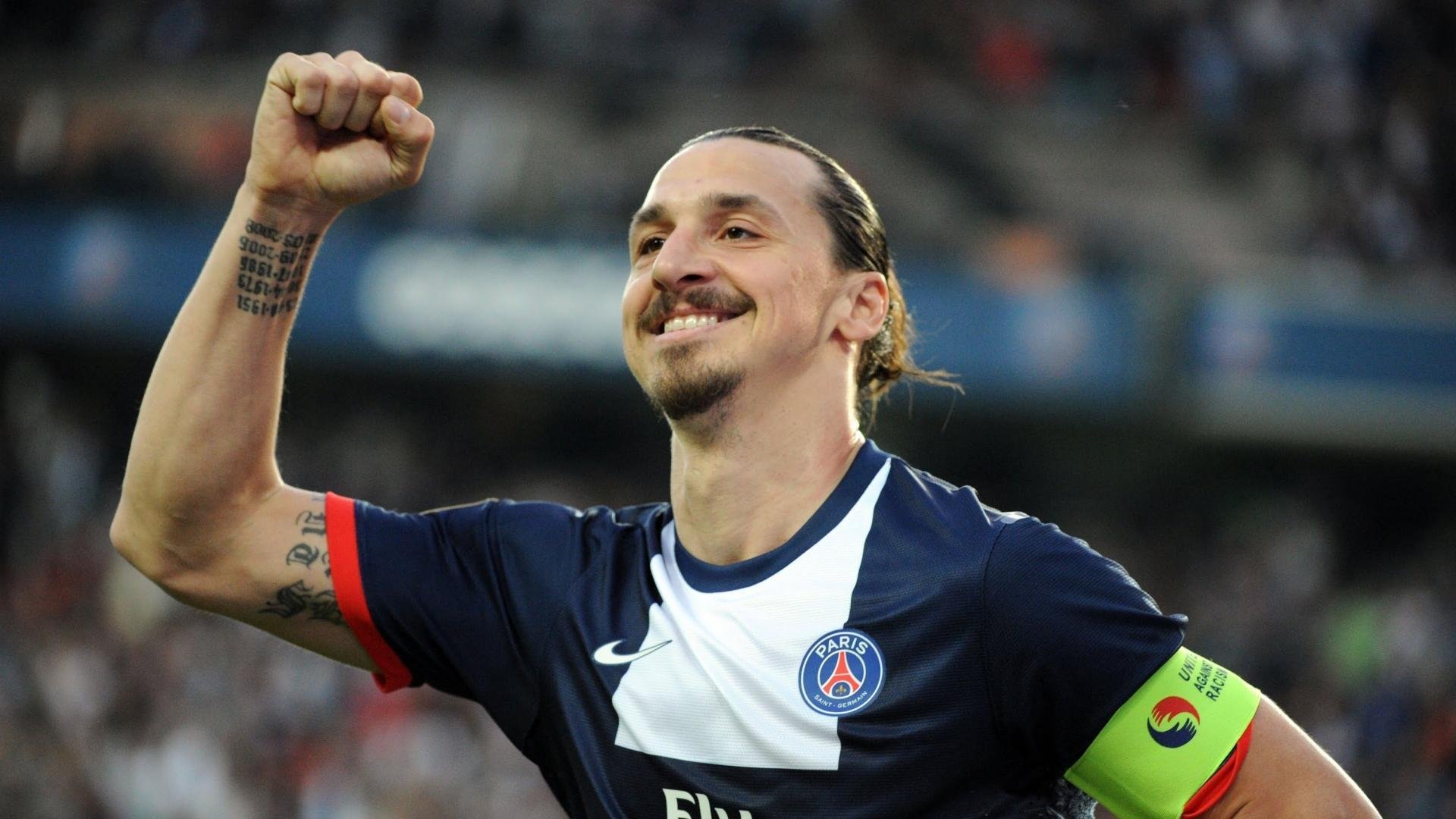 开云体育链接-英超大战激烈现场，精彩进球和神级扑救交相辉映，英超全场集锦